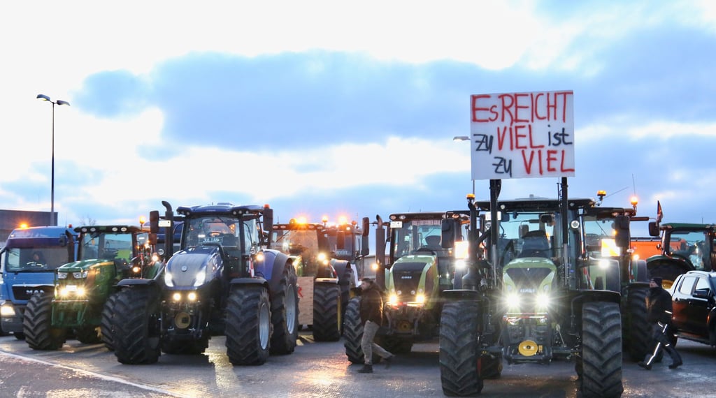 Auch aus dem Salzlandkreis beteiligen sich etliche Landwirte am Protest. Ein Treffpunkt war der Autohof in Könnern.