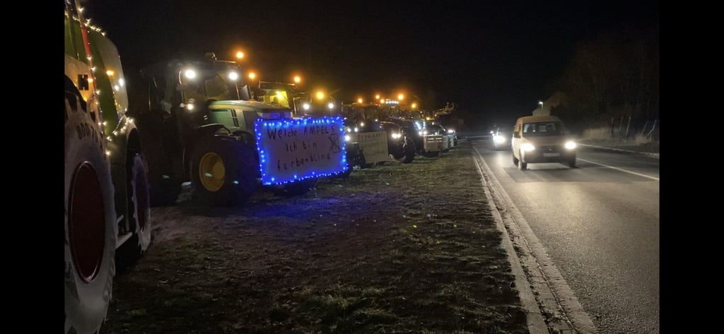 Gegen 7 Uhr setzte sich der Demonstrationszug der Bauern aus dem Jerichower Land in Hohenseeden in Richtung Magdeburg in Bewegung.