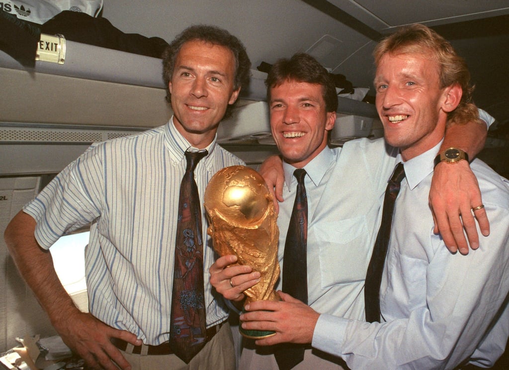 Lothar Matthäus (M) war 1990 Kapitän der Weltmeister-Mannschaft von Teamchef Beckenbauer (l).