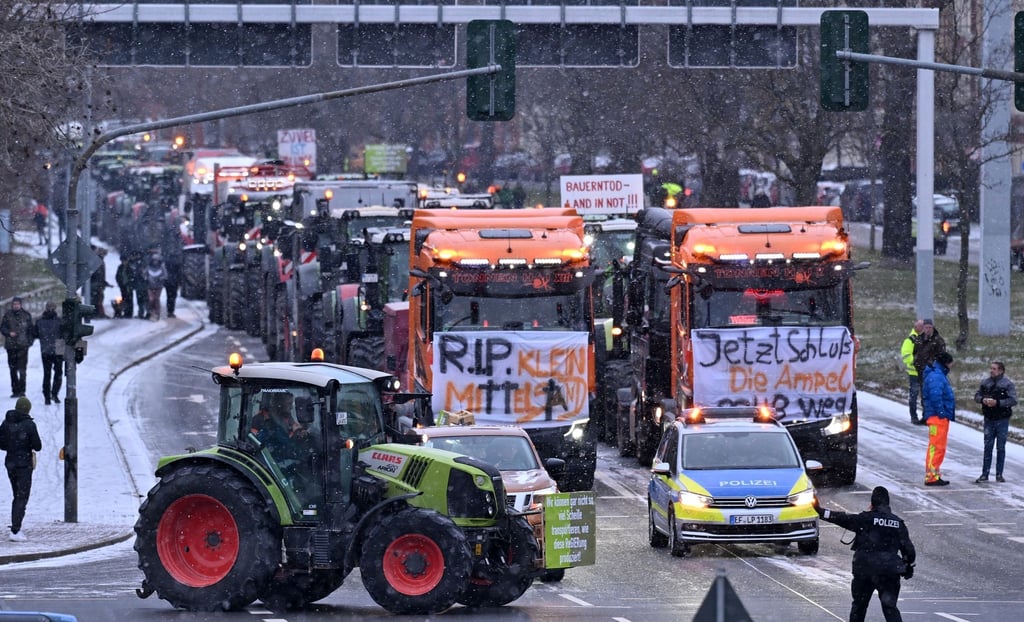 Traktoren und Lastkraftwagen stehen hintereinander während einer Blockade der Stauffenbergallee.