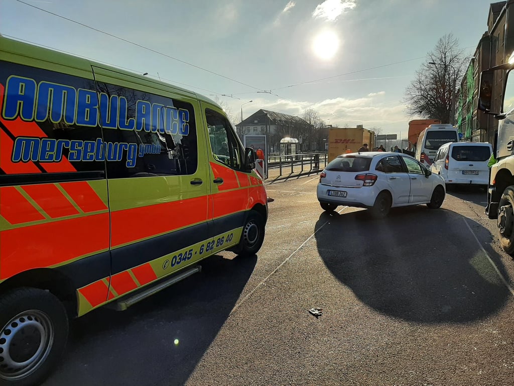 In Halle kommt ein Rettungswagen nicht durch die verstopfte Straße.