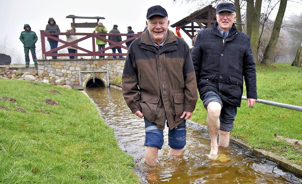 Trauten sich als erste ins eiskalte Wasser: Dieter Götzen (links) und Hartmut Nix, der die Wassertretstelle Tage zuvor eigens fast bis auf Kniehöhe angestaut hatte.