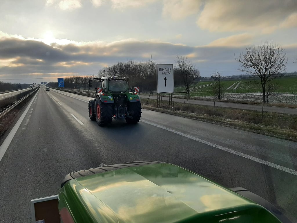 Der Konvoi aus Könnern fährt von der A14 ab in Richtung Halle.
