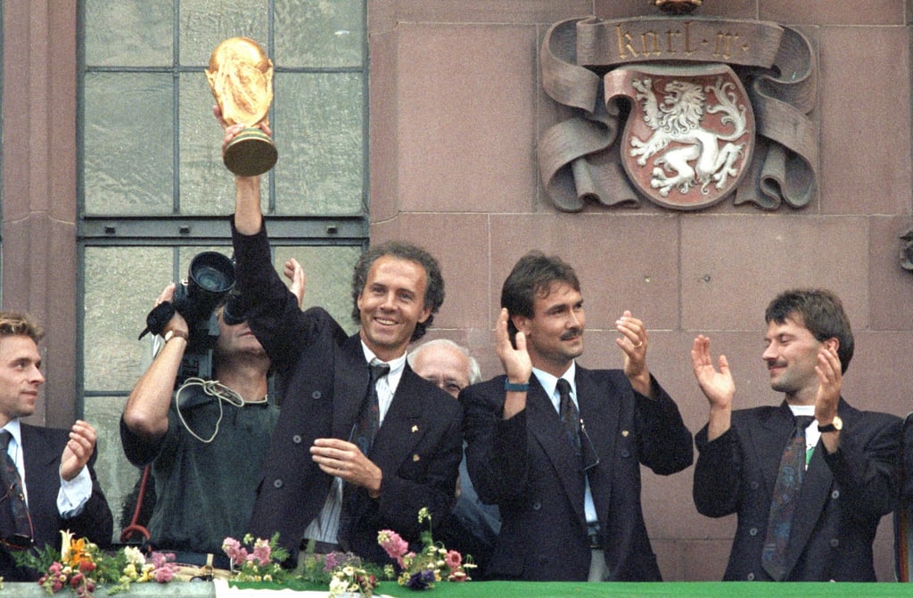„Ich glaube, dass die deutsche Mannschaft über Jahre hinaus nicht zu besiegen sein wird", sagte Beckenbauer (l) nach dem WM-Gewinn 1990.