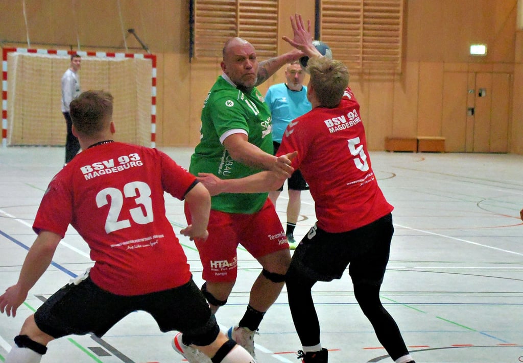 Selten konnte sich der HSV mit Marc Feldtmann (am Ball/gegen Felix Scheerenberg und Stephan Schmidt/23) beim BSV konsequent durchsetzen.