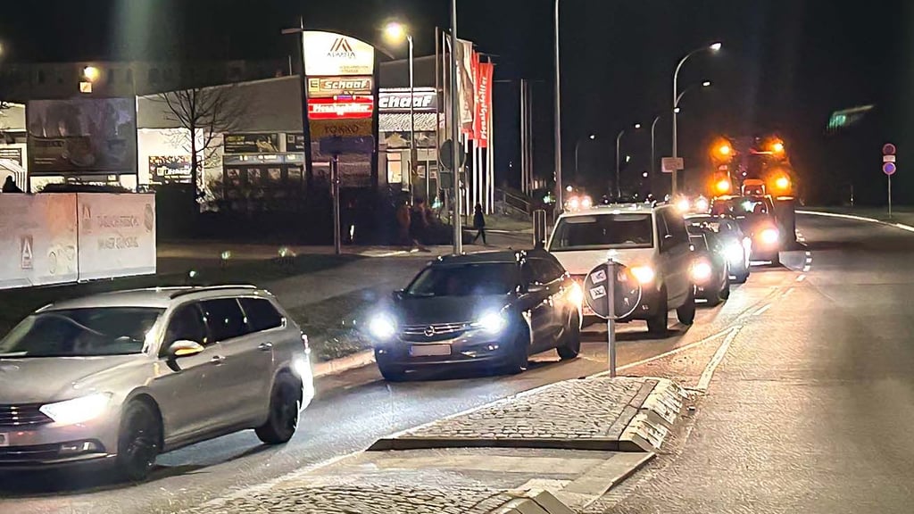 Pkw, Traktoren und Lkw rollen hupend durch Bitterfeld-Wolfen.