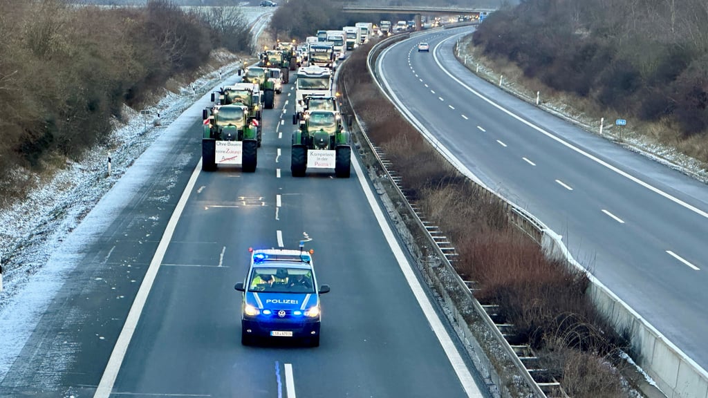Einer der größten Konvois rollte über die A14 zum Riebeckplatz nach Halle: 400 Bauern, Handwerker und Spediteure hatten sich zuvor in Könnern getroffen. Allerdings kamen sie nur etwa bis auf einen Kilometer an ihr Ziel heran – das Zentrum der Saalestadt war da nämlich schon abgesperrt.