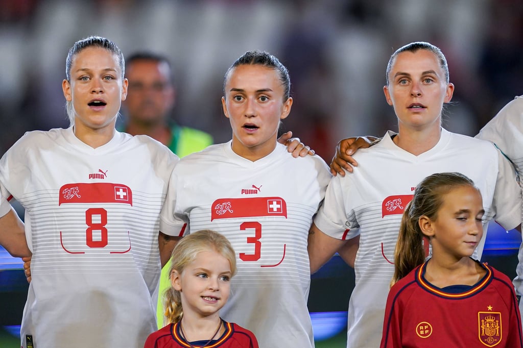 Lara Marti (Mitte) spielt ab jetzt für RB Leipzig.