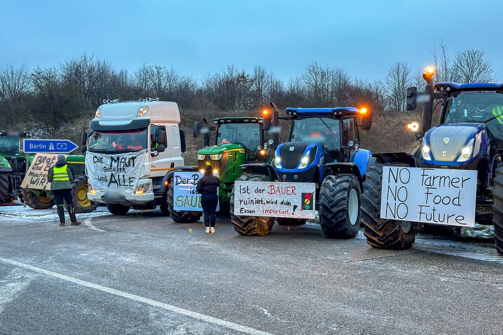 Mit Traktoren und Lkw waren am Montag die Zufahrten zur A 9 sowohl nahe Osterfeld als auch zwischen und Weickelsdorf und Kleinhelmsdorf (Foto) gesperrt.