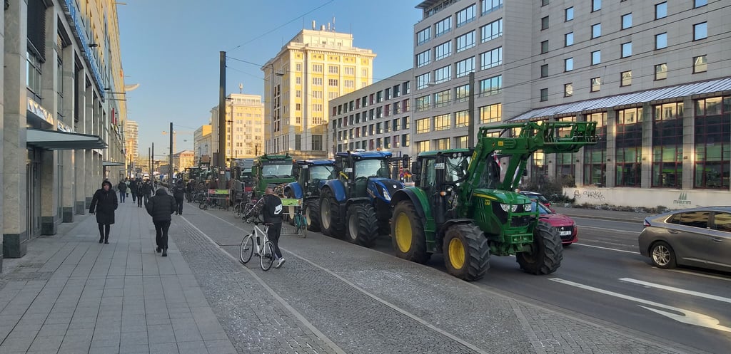 In Magdeburg sind zahlreiche Fahrspuren in der Innenstadt blockiert.