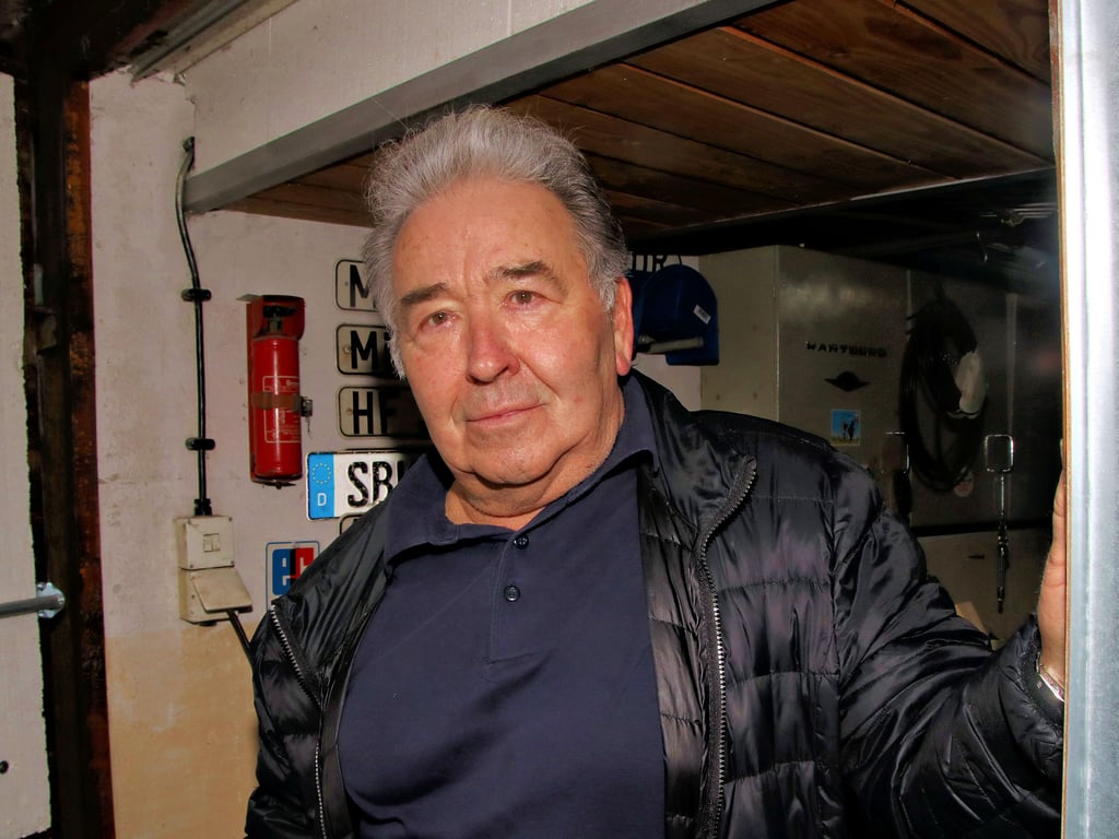 Detlef Fellmann schaut hier aus seiner Garage heraus. Selbst hat er sie vor Jahrzehnten gebaut. Nun gehört sie der Stadt.