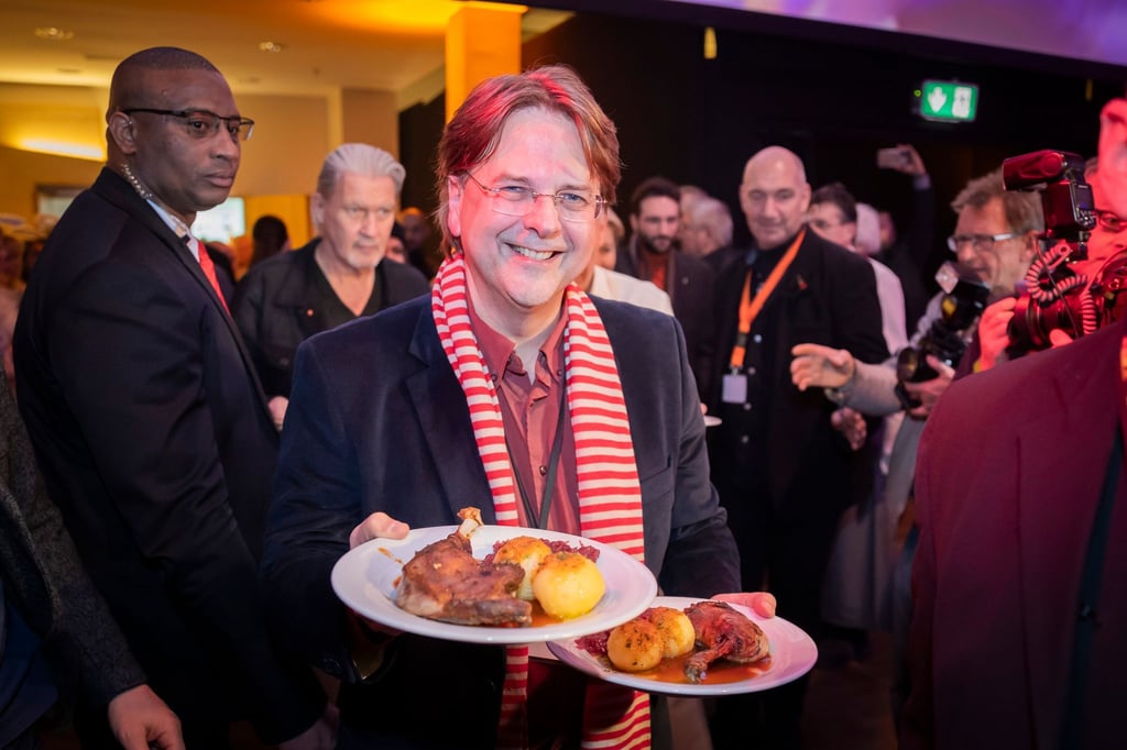 Marcus Zander, Veranstalter und Sohn von Frank Zander, serviert bei der 29. Weihnachtsfeier für Obdachlose und Bedürftige des Sängers Frank Zander im Hotel Estrel Gänsebraten.