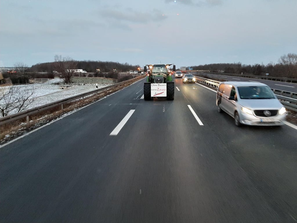 Von Könnern aus starten nicht nur Traktoren, sondern auch Handwerkerfahrzeuge, Transporter und Privatautos zur Großdemo auf dem Hallenser Riebeckplatz.