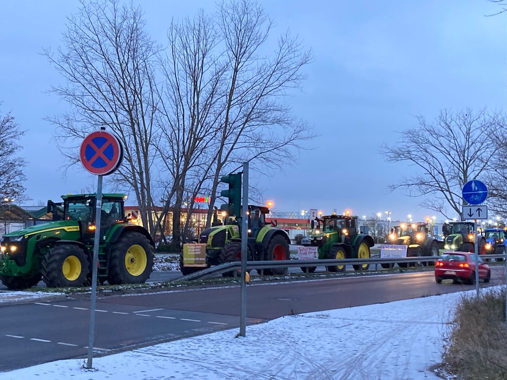 Bauernprotest im Saalekreis: Zahlreiche Traktoren querten am Montagmorgen die Kreuzung Querfurter Straße/B91 am Kaufland in Merseburg.