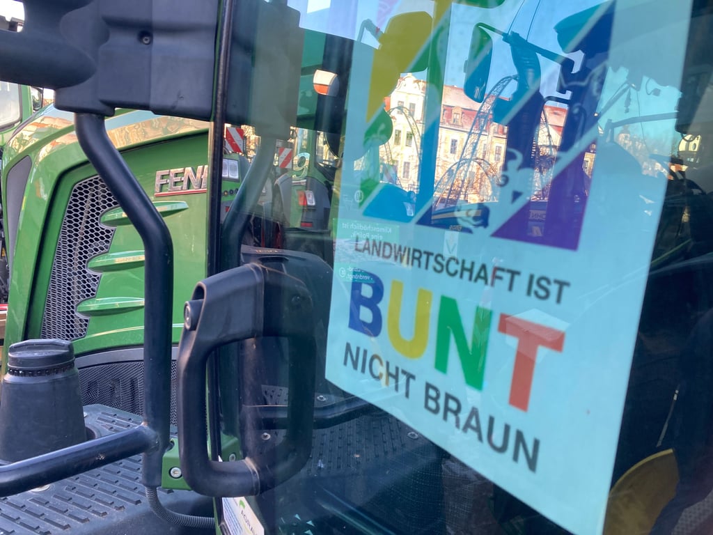 Ein Landwirt aus Quedlinburg grenzt sich in Magdeburg mit diesem Plakat gegen die Vereinnahmung durch Rechtsextremisten ab.