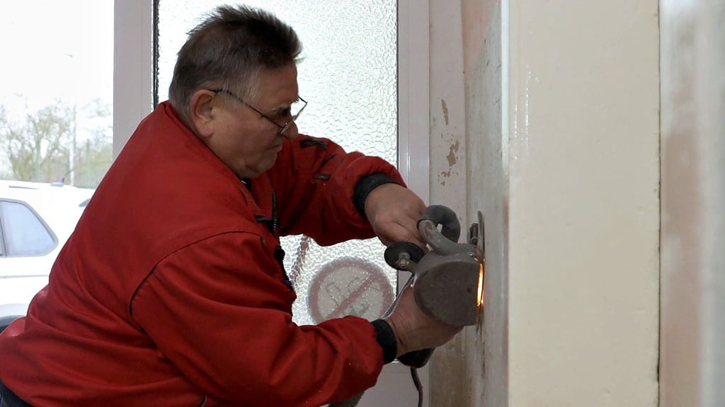 Wolfgang Schulze hat das vorerst letzte Kapitel der Turnhallen-Sanierung in Angriff genommen und bereitet die Wände für neue Elektroleitungen vor.