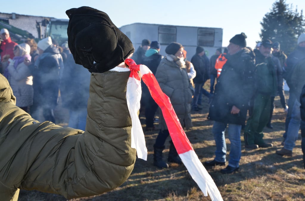Landwirte protestieren am 8. Januar 2024 an der B189-Kreuzung "Sachsenfalle" in Seehausen (Altmark): Absperr- alias Flatterband ist Erkennungszeichen des Protests. Auch an manch' Handgelenk.