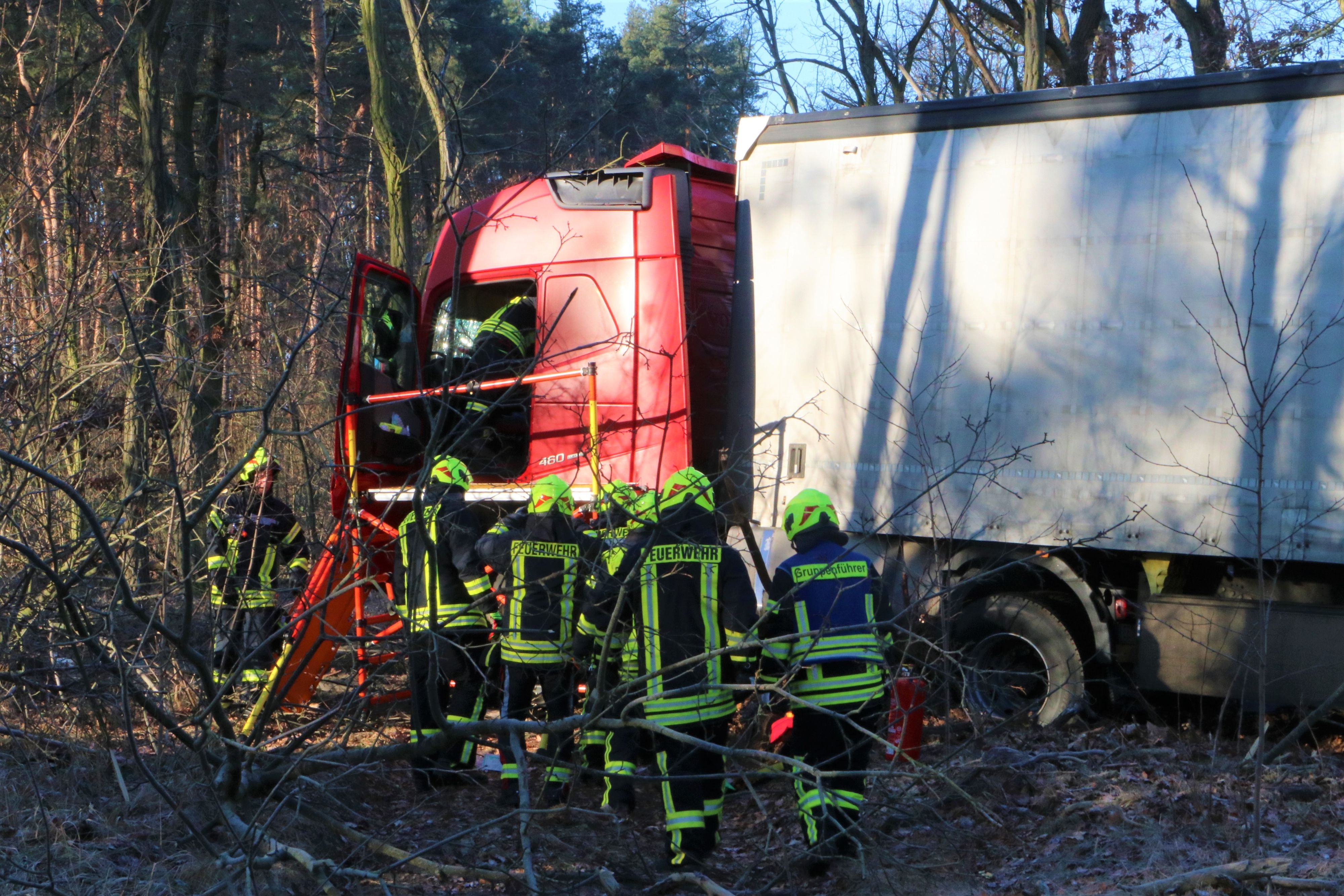 Lkw Außer Kontrolle: Vollsperrung Auf Der B187 Bei Jessen - Fahrer Ins ...