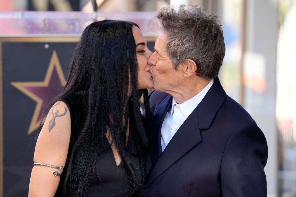 Willem Dafoe, küsst seine Frau Giada Colagrande auf dem Hollywood Walk of Fame.