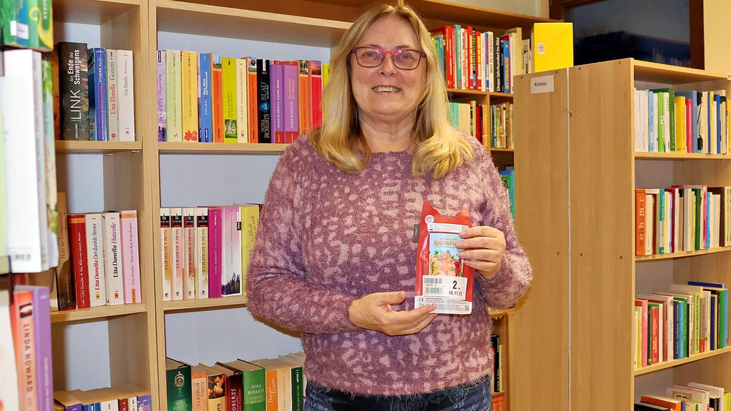 Jutta Böhning-Kluge betreut ehrenamtlich die Gemeindebibliothek in Kamern. Neu in der Ausleihe sind „Tonies“. Das sind Figuren mit Hörspielen für Kinder.