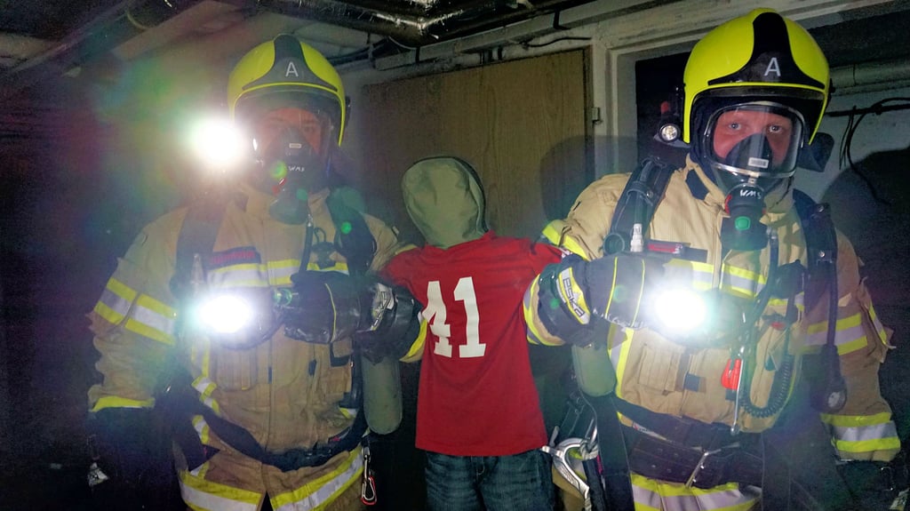 Bei dieser Feuerwehrübung in der Triftstraße 16 wird eine Puppe aus dem imaginären Feuer gebracht. Im Ernstfall muss jeder Handgriff sitzen.