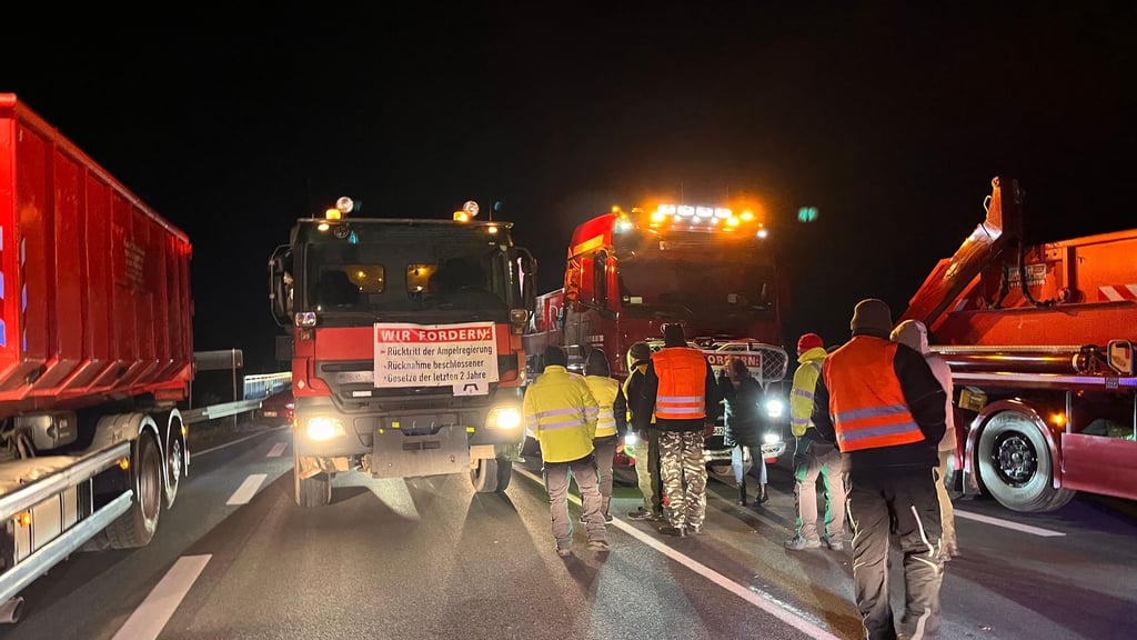 Lkw-Fahrer blockieren am Montag, 8. Januar, die Elbbrücke bei Tangermünde. Das sorgt bei Autofahrern für Frust.