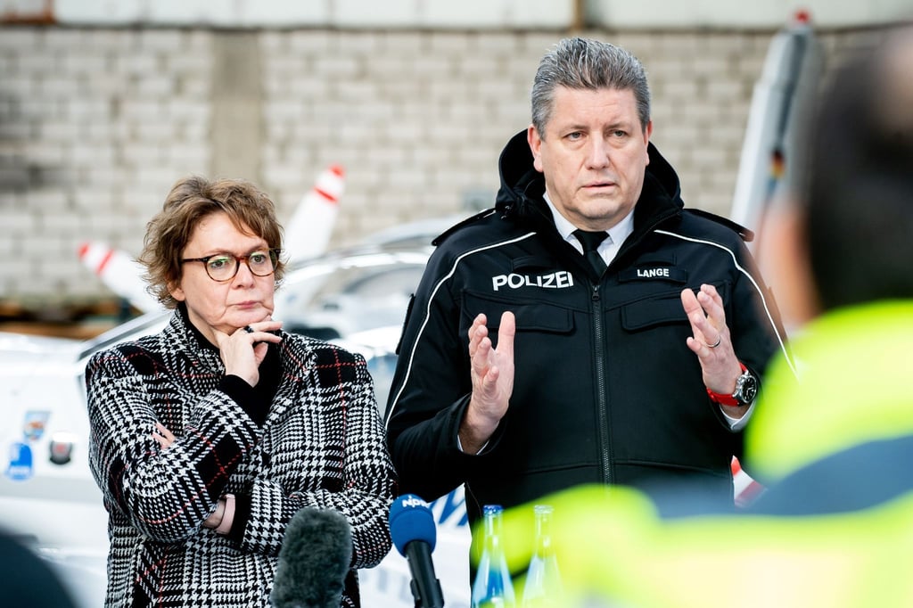 Daniela Behrens, Innenministerin, und Uwe Lange, Vizepräsident der Zentralen Polizeidirektion.