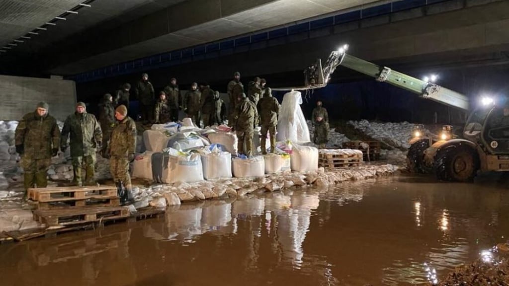 Soldaten der Bundeswehr im Einsatz an der Brücke  am Deich unter der A71