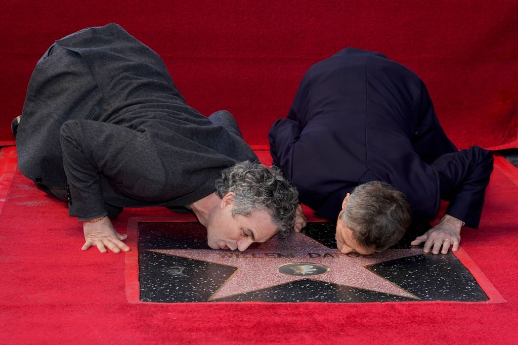 Mark Ruffalo (l) und Willem Dafoe bei der Zeremonie zu Ehren von Dafoe auf dem Hollywood Walk of Fame.