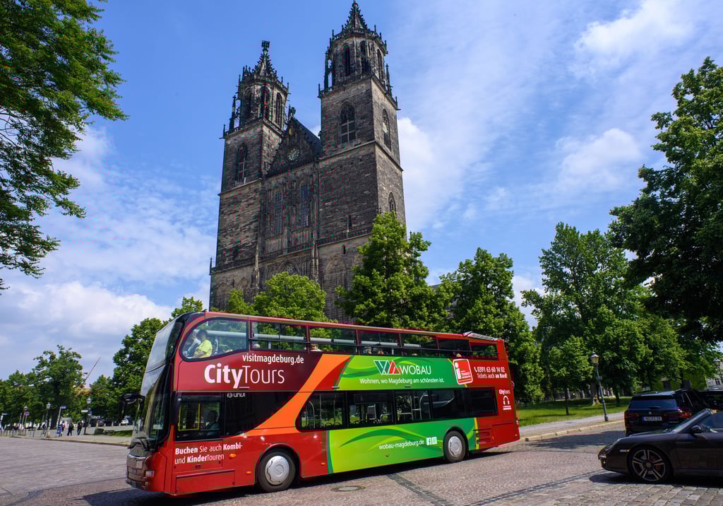 Im Doppelstockbus geht es für Touristen und Einheimische auf Stadtrundfahrt durch Magdeburg. Auch hier wurden schon Gäste zum Grund und zur Zufriedenheit ihres Besuchs der Stadt befragt.