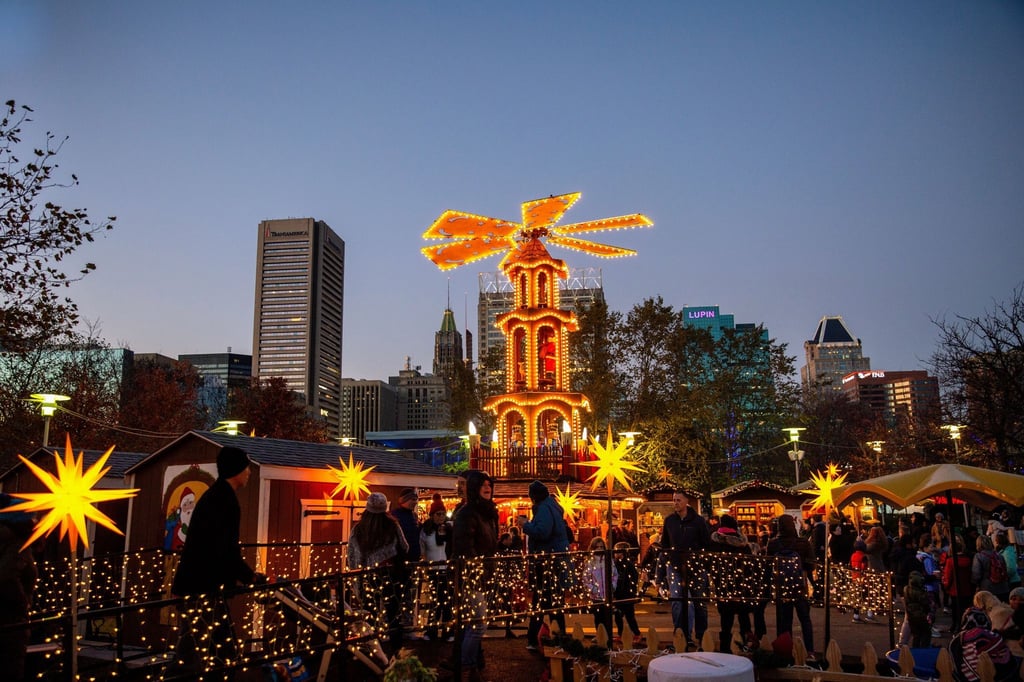 „Christmas Village“ in Baltimore: „Gluhwine Pyramid“ nennt sich dort eine illuminierte, überdimensionale Variante der hölzernen Weihnachtspyramiden, wie man sie aus dem Erzgebirge kennt.