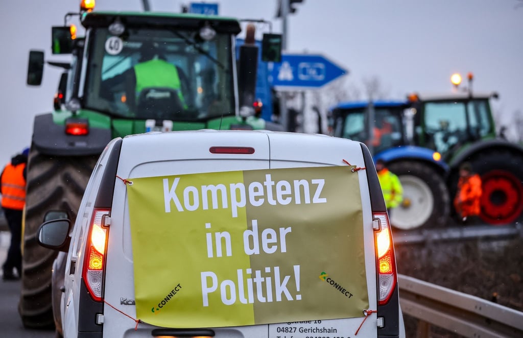 „Kompetenz in der Politik!“ fordert ein Transparent bei einer Blockade durch Bauern.