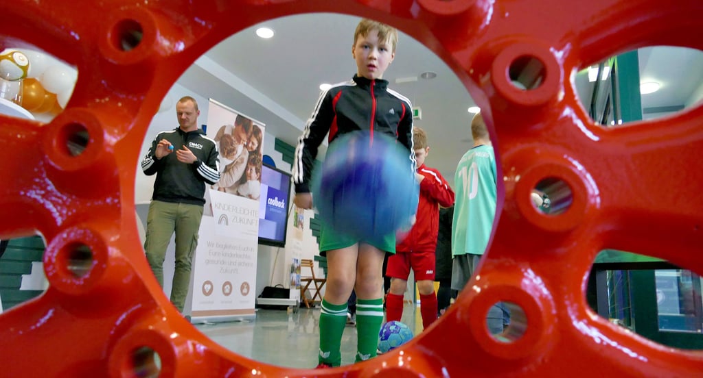Beim ersten „Hallen Heroes“-Fußballturnier präsentieren neben jungen Kickern auch Unternehmen ihr Potenzial in der Mehrzweckhalle Holzdorf-Ost.