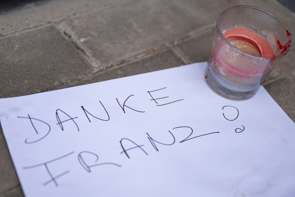 Eine Kerze und ein Zettel im Gedenken an den verstorbenen Franz Beckenbauer liegen vor seinem Geburtshaus.