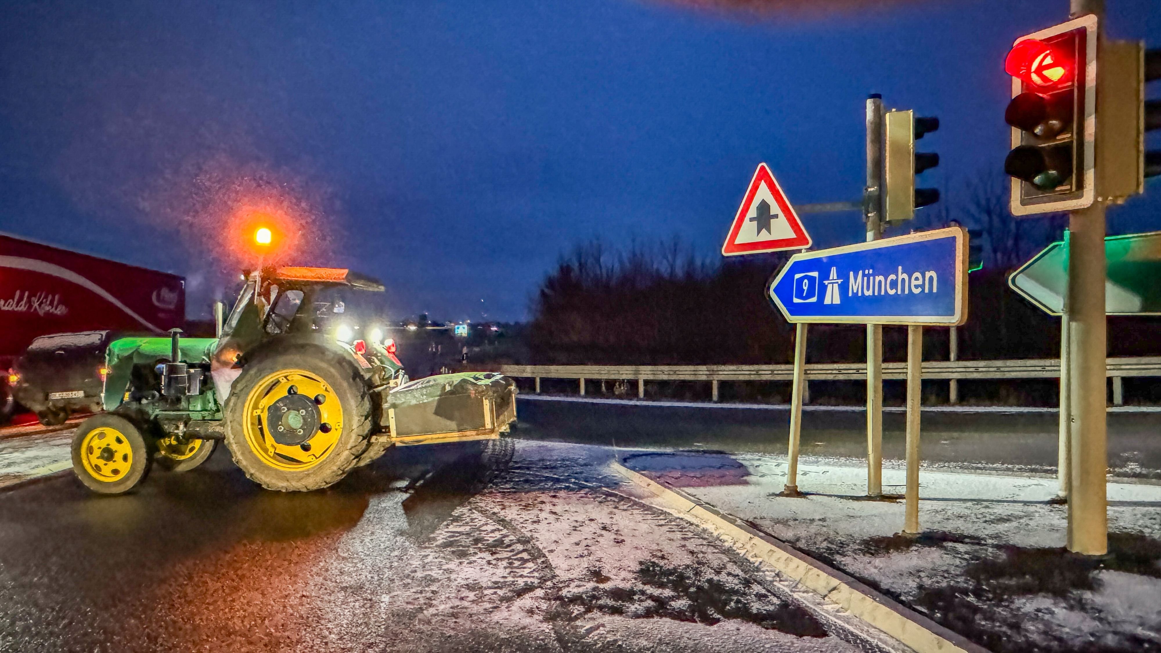 Bauernprotest Im Burgenlandkreis: Landwirte Blockieren Auffahrten Zu ...