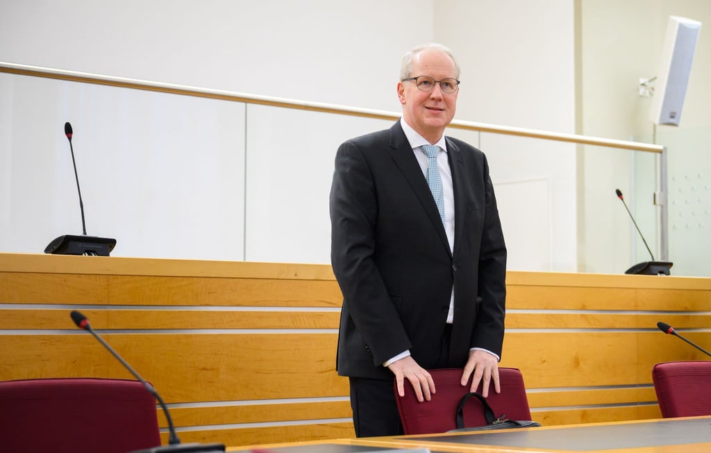 Stefan Schostok, Hannovers früherer Oberbürgermeister, steht im Gerichtssaal im Landgericht Hannover.