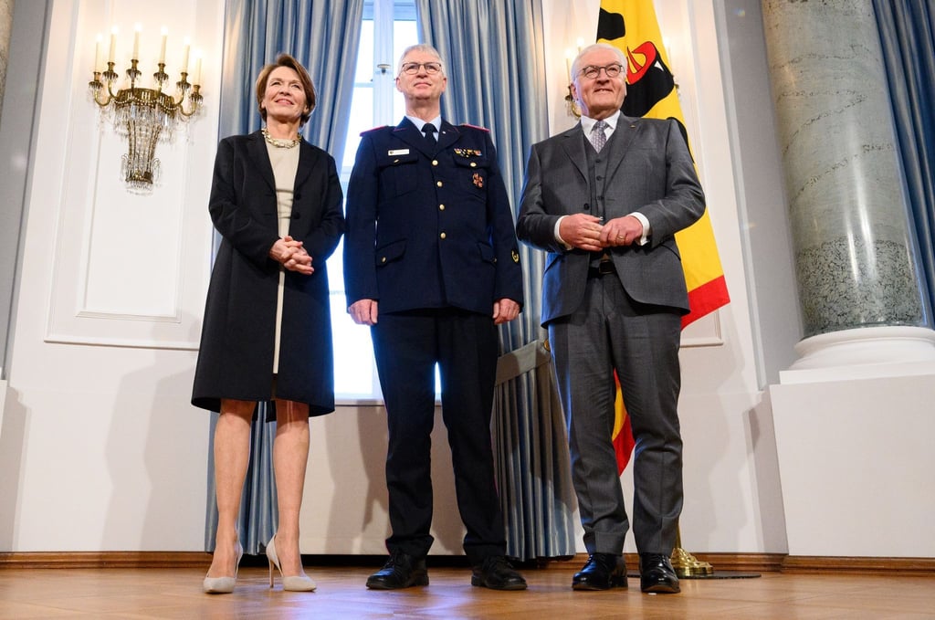 Bundespräsident Frank-Walter Steinmeier und seine Frau Elke Büdenbender begrüßen Uwe Fricke.