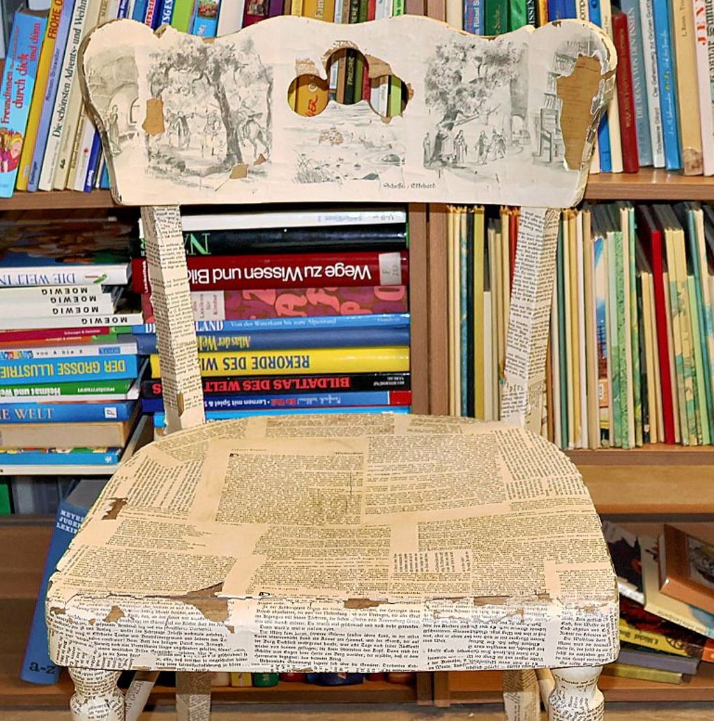 Der „Lesestuhl“ in der Bibliothek in Kamern ist mit historischen Zeitungsblättern beklebt.