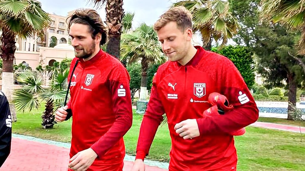 Der neue Verteidiger Brian Behrendt (r.) an der Seite von Kapitän Jonas Nietfeld, mit Philipp Schulze (kl. Foto) kam auch noch ein neuer Torhüter zum Halleschen FC.
