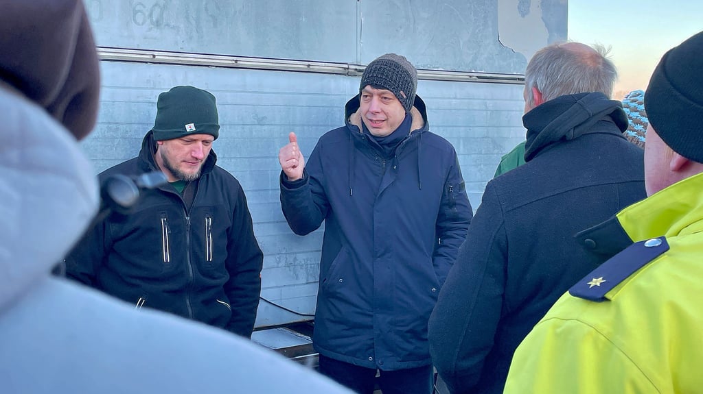 Landrat Patrick Pulhmann (SPD) und André Stallbaum (links), Vorsitzender des Kreisbauernverbandes Stendal, suchen das Gespräch mit den Protestlern auf der Elbbrücke Tangermünde.