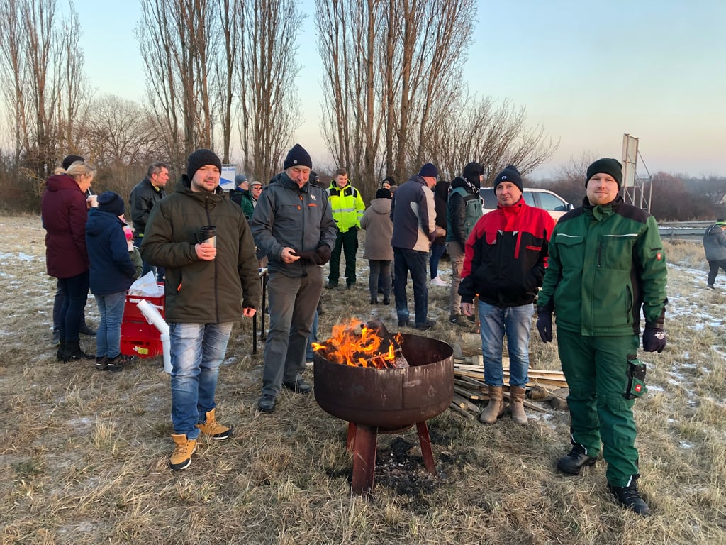 Wie hier an der Bundesstraße 91 in Höhe Nessa hielten viele Landwirte am Dienstag Mahnfeuer ab.