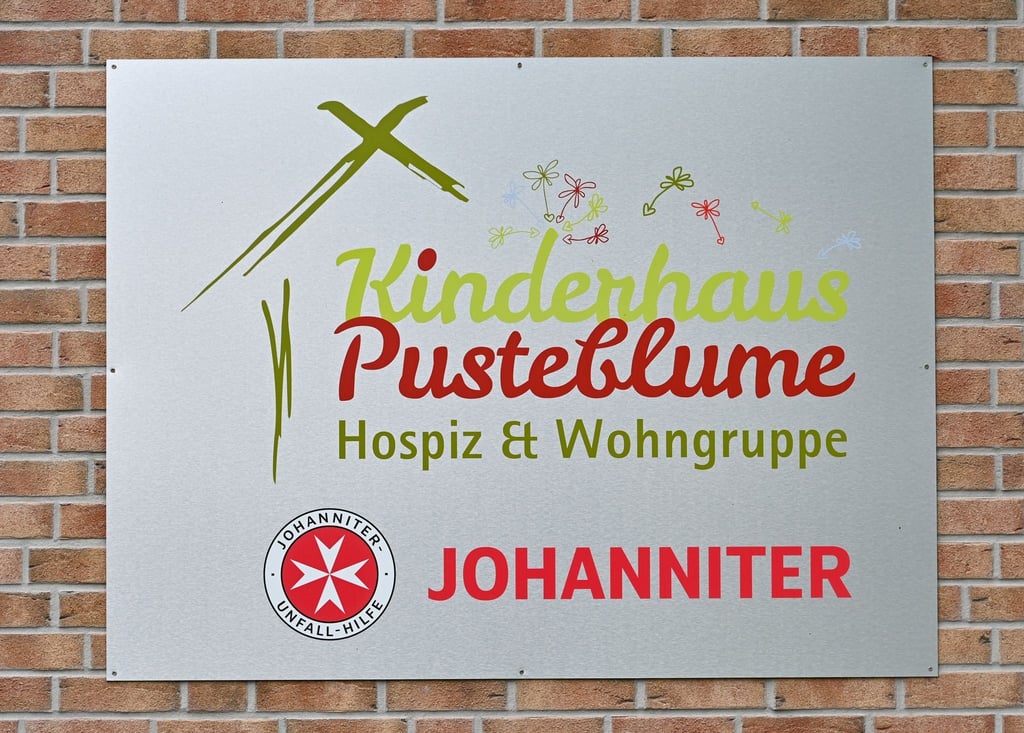 Ein Schild vom Kinderhospiz „Pusteblume“ der Johanniter-Unfall-Hilfe e.V.