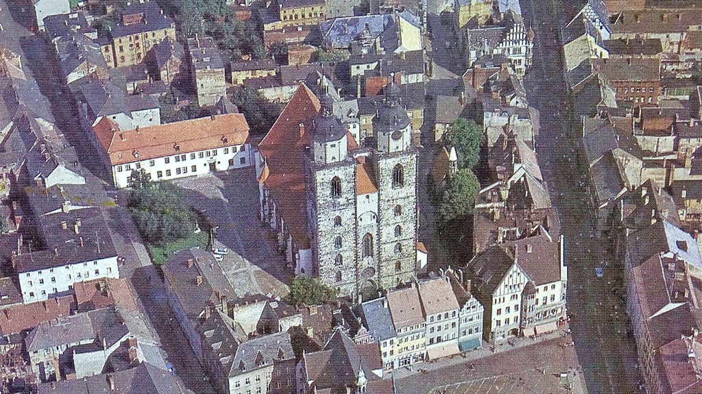 Wittenberg hat zwei lange Straßen - und sonst nichts? Auf einem Luftbild der Interflug Ende der 1980er Jahre ist der alte Aufbau der Stadt gut erkennbar.