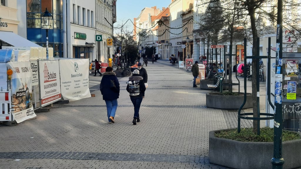 Die Fußgängerzone in der Breiten Straße in Stendal verwaist. Immer mehr Geschäfte schließen.