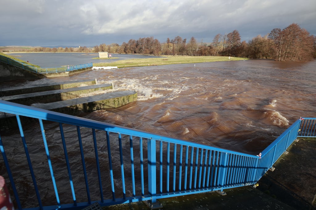 Die Talsperre Kelbra habe eine Jahrhundertflut verhindert, sagt Landesumweltminister Armin Willingmann (SPD)