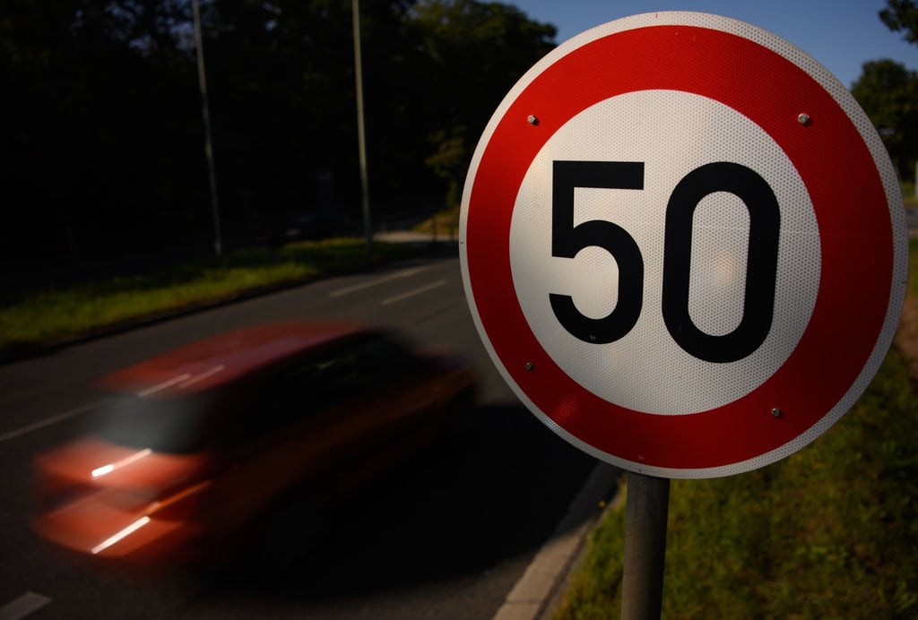 Ein Verkehrsschild zur Geschwindigkeitsbegrenzung auf Tempo 50 steht auf einer Hauptstraße.