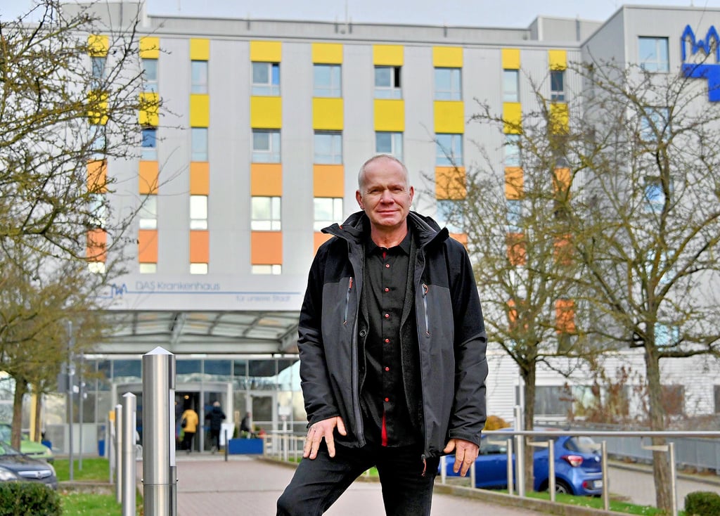 Roland Zander, Fraktionsvorsitzender der Gartenpartei im Magdeburger Stadtrat, hier vor dem Klinikum Magdeburg in Olvenstedt. Die medizinische Versorgung in den Magdeburger Kliniken ist eines der wichtigen Themen für Zander in der Stadt.