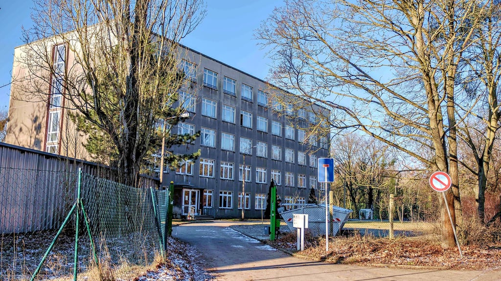 In der Asylunterkunft in der Coswiger Industriestraße kommt es immer wieder zu Fehlalarmierungen für die Feuerwehr. Insgesamt 88 Männer aus unterschiedlichen Ländern leben hier.