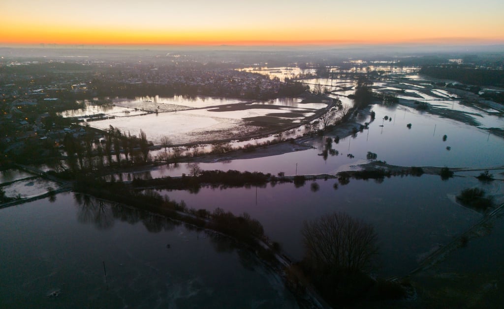 Wasser vom über die Ufer getretenen Fluss Leine steht in der Leinemasch südlich von Hannover.