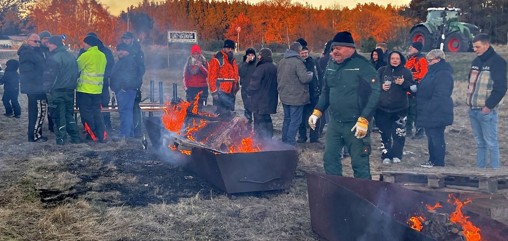 In Schönfeld loderte ebenfalls ein Mahnfeuer der Landwirte.